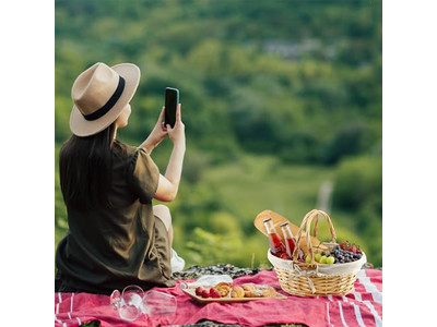 Panier de pique-nique jaune en osier grand extérieur rose avec couvercle isolé grand
